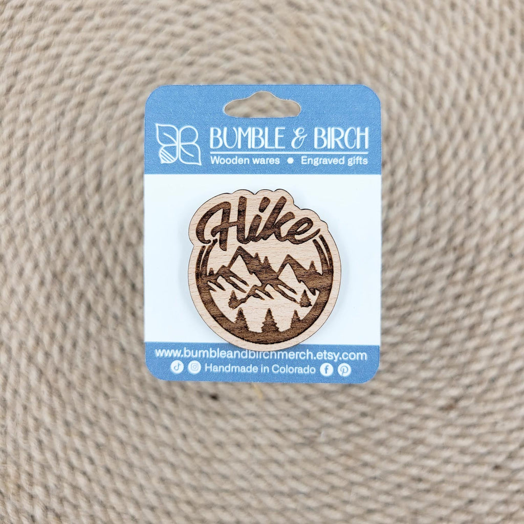 Hike pin with engraved mountains, with packaging